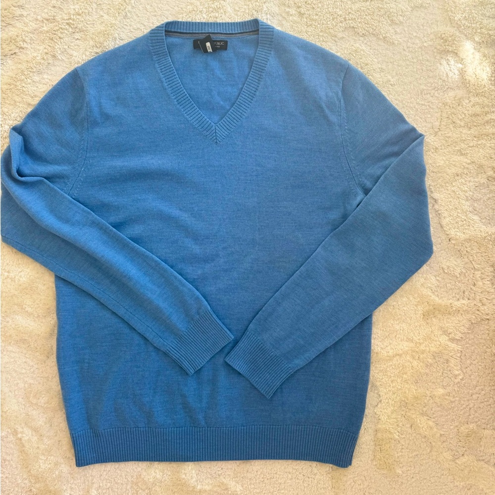 Banana Republic extra fine merino wool v-neck men’s light blue sweater size L